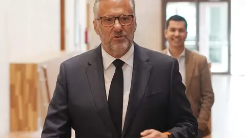 El presidente del PP de Castilla y León, Alfonso Fernández Mañueco, acompañado por miembros de su formación, se reúne con el candidato de Vox, Carlos Pollán, y otros dirigentes de este partido, tras las pasadas elecciones autonómicas. Foto: Rubén Cacho.