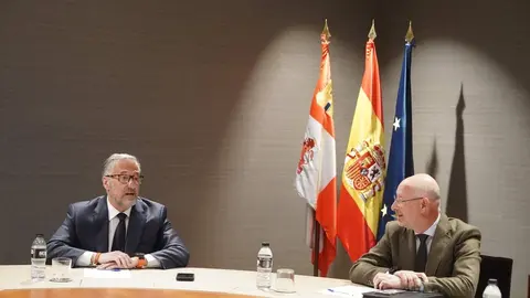 El presidente del PP de Castilla y León, Alfonso Fernández Mañueco, acompañado por miembros de su formación, se reúne con el candidato de Vox, Carlos Pollán, y otros dirigentes de este partido, tras las pasadas elecciones autonómicas. Foto: Rubén Cacho.