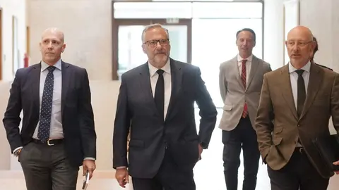 El presidente del PP de Castilla y León, Alfonso Fernández Mañueco, acompañado por miembros de su formación, se reúne con el candidato de Vox, Carlos Pollán, y otros dirigentes de este partido, tras las pasadas elecciones autonómicas. Foto: Rubén Cacho.