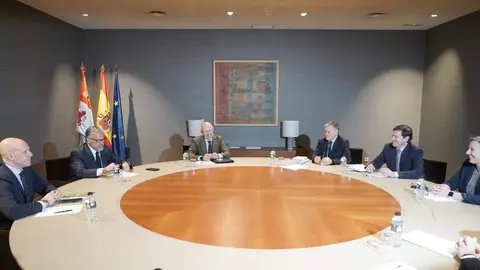 El presidente del PP de Castilla y León, Alfonso Fernández Mañueco, acompañado por miembros de su formación, se reúne con el candidato de Vox, Carlos Pollán, y otros dirigentes de este partido, tras las pasadas elecciones autonómicas. Foto: Rubén Cacho.