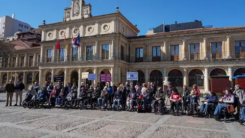 Concentración convocada para solicitar al Ayuntamiento de León más plazas para personas con movilidad reducida. Foto: Campillo.