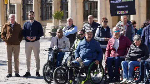 Los portavoces del PP y de la UPL en el Ayuntamiento de León, David Fernández y Eduardo López Sendino, asisten a la concentración convocada para solicitar a la institución municipal más plazas para personas con movilidad reducida. Foto: Campillo.