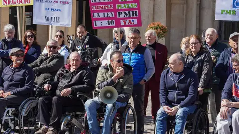 Concentración convocada para solicitar al Ayuntamiento de León más plazas para personas con movilidad reducida. Foto: Campillo.
