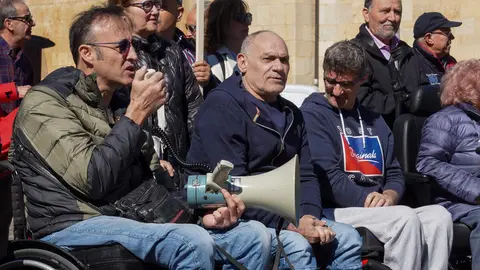 Concentración convocada para solicitar al Ayuntamiento de León más plazas para personas con movilidad reducida. Foto: Campillo.