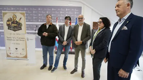 El presidente del Consejo Comarcal del Bierzo, Olegario Ramón; el alcalde de Villafranca del Bierzo, José Manuel Pereira; el delegado en León de la Unión Nacional de Escritores de España, Manuel Ángel Morales, y el escritor Ruy Vega presentan la I Gala de la Literatura Berciana. Foto: César Sánchez.