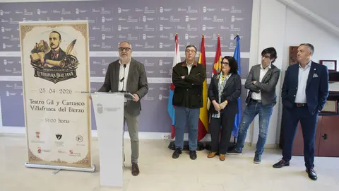 El presidente del Consejo Comarcal del Bierzo, Olegario Ramón; el alcalde de Villafranca del Bierzo, José Manuel Pereira; el delegado en León de la Unión Nacional de Escritores de España, Manuel Ángel Morales, y el escritor Ruy Vega presentan la I Gala de la Literatura Berciana. Foto: César Sánchez.