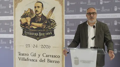 El presidente del Consejo Comarcal del Bierzo, Olegario Ramón; el alcalde de Villafranca del Bierzo, José Manuel Pereira; el delegado en León de la Unión Nacional de Escritores de España, Manuel Ángel Morales, y el escritor Ruy Vega presentan la I Gala de la Literatura Berciana. Foto: César Sánchez.