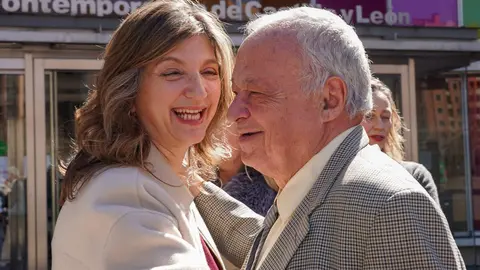 La rectora de la Universidad de León, Nuria González; el consejero de Cultura, Turismo y Deporte en funciones, Gonzalo Santoja; la presidenta de la Junta Mayor de Cofradías y Hermandades de la Semana Santa de León, Diana Belén García, y la investigadora de la ULE, Ana María González, presentan el estudio el impacto económico y social de la Semana Santa de León 2025. Foto: Campillo.