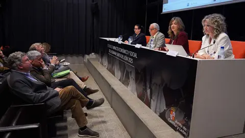 La rectora de la Universidad de León, Nuria González; el consejero de Cultura, Turismo y Deporte en funciones, Gonzalo Santoja; la presidenta de la Junta Mayor de Cofradías y Hermandades de la Semana Santa de León, Diana Belén García, y la investigadora de la ULE, Ana María González, presentan el estudio el impacto económico y social de la Semana Santa de León 2025. Foto: Campillo.