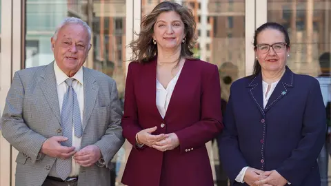 La rectora de la Universidad de León, Nuria González; el consejero de Cultura, Turismo y Deporte en funciones, Gonzalo Santoja; la presidenta de la Junta Mayor de Cofradías y Hermandades de la Semana Santa de León, Diana Belén García, y la investigadora de la ULE, Ana María González, presentan el estudio el impacto económico y social de la Semana Santa de León 2025. Foto: Campillo.