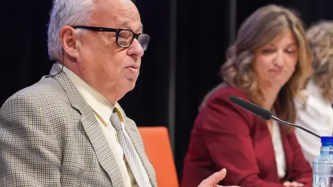 La rectora de la Universidad de León, Nuria González; el consejero de Cultura, Turismo y Deporte en funciones, Gonzalo Santoja; la presidenta de la Junta Mayor de Cofradías y Hermandades de la Semana Santa de León, Diana Belén García, y la investigadora de la ULE, Ana María González, presentan el estudio el impacto económico y social de la Semana Santa de León 2025. Foto: Campillo.