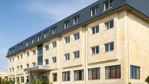 El histórico edificio conocido como Chalé del Pozo volverá a tener actividad desde este viernes con su transformación en alojamiento turístico.  El inmueble, situado en Villarodrigo de las Regueras, a unos seis kilómetros de León, acogerá el nuevo Checkin Basic León Norte.
