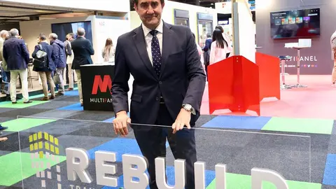 El consejero de Medio Ambiente, Vivienda y Ordenación del Territorio, Juan Carlos Suárez-Quiñones, visita la feria Rebuild en Madrid. Foto: Juan Lázaro.