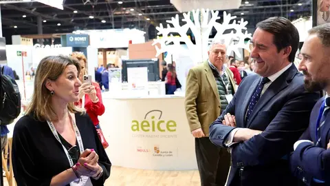El consejero de Medio Ambiente, Vivienda y Ordenación del Territorio, Juan Carlos Suárez-Quiñones, visita la feria Rebuild en Madrid. Foto: Juan Lázaro.