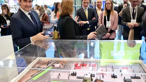 El consejero de Medio Ambiente, Vivienda y Ordenación del Territorio, Juan Carlos Suárez-Quiñones, visita la feria Rebuild en Madrid. Foto: Juan Lázaro.
