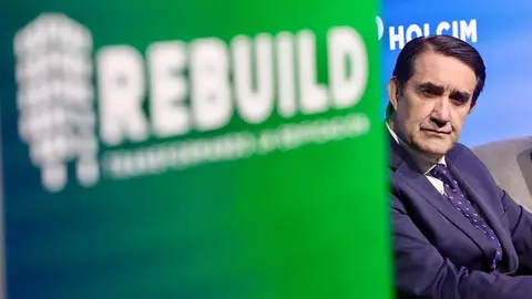 El consejero de Medio Ambiente, Vivienda y Ordenación del Territorio, Juan Carlos Suárez-Quiñones, visita la feria Rebuild en Madrid. Foto: Juan Lázaro.