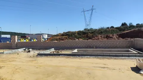 Astorga avanza en la construcción de su nuevo punto limpio. Las obras en el polígono industrial progresan con una inversión de más de 419.000 euros.