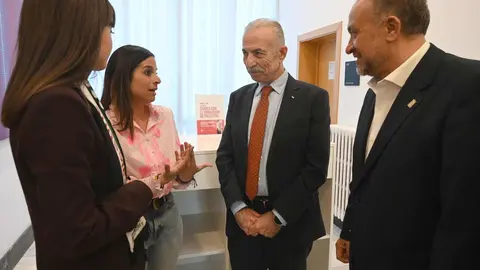 Atención a medios antes del inicio de la charla con el embajador de Palestina en España, Husni Abdel Wahed. Fotos: Campillo