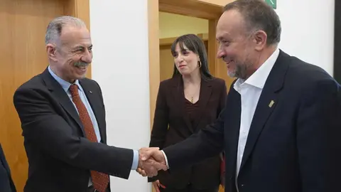 Atención a medios antes del inicio de la charla con el embajador de Palestina en España, Husni Abdel Wahed. Fotos: Campillo