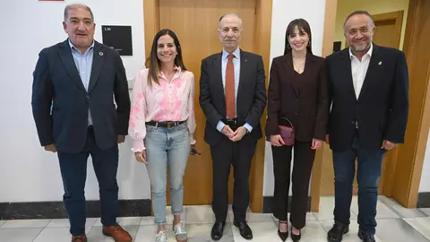 Atención a medios antes del inicio de la charla con el embajador de Palestina en España, Husni Abdel Wahed. Fotos: Campillo