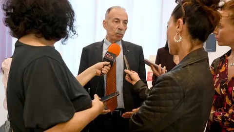 Atención a medios antes del inicio de la charla con el embajador de Palestina en España, Husni Abdel Wahed. Fotos: Campillo