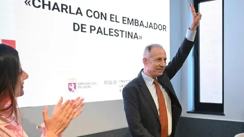 Atención a medios antes del inicio de la charla con el embajador de Palestina en España, Husni Abdel Wahed. Fotos: Campillo