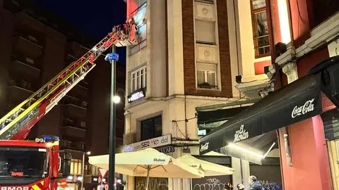 Efectivos del Servicio de Bomberos de León han intervenido este miércoles en un inmueble situado en la confluencia de las calles Villafranca y República Argentina, en la plaza Pícara Justina, en pleno centro de la capital leonesa, tras detectarse el desprendimiento de parte de la cornisa del edificio.