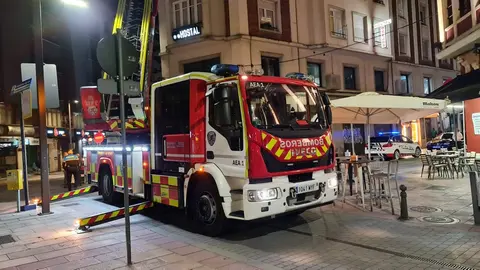 Efectivos del Servicio de Bomberos de León han intervenido este miércoles en un inmueble situado en la confluencia de las calles Villafranca y República Argentina, en la plaza Pícara Justina, en pleno centro de la capital leonesa, tras detectarse el desprendimiento de parte de la cornisa del edificio.