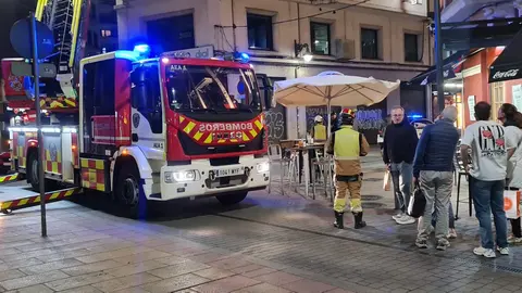 Efectivos del Servicio de Bomberos de León han intervenido este miércoles en un inmueble situado en la confluencia de las calles Villafranca y República Argentina, en la plaza Pícara Justina, en pleno centro de la capital leonesa, tras detectarse el desprendimiento de parte de la cornisa del edificio.