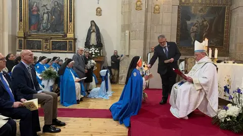 La religiosa colombiana culmina una década de formación en el convento de las Concepcionistas, en un acto marcado por la presencia del obispo, familiares y la comunidad local. Fotos: Obispado León | AytoLeón