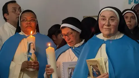 La religiosa colombiana culmina una década de formación en el convento de las Concepcionistas, en un acto marcado por la presencia del obispo, familiares y la comunidad local. Fotos: Obispado León | AytoLeón