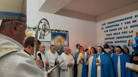 La religiosa colombiana culmina una década de formación en el convento de las Concepcionistas, en un acto marcado por la presencia del obispo, familiares y la comunidad local. Fotos: Obispado León | AytoLeón