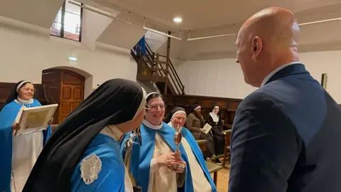 La religiosa colombiana culmina una década de formación en el convento de las Concepcionistas, en un acto marcado por la presencia del obispo, familiares y la comunidad local. Fotos: Obispado León | AytoLeón