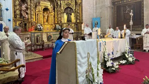 La religiosa colombiana culmina una década de formación en el convento de las Concepcionistas, en un acto marcado por la presencia del obispo, familiares y la comunidad local. Fotos: Obispado León | AytoLeón