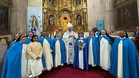 La religiosa colombiana culmina una década de formación en el convento de las Concepcionistas, en un acto marcado por la presencia del obispo, familiares y la comunidad local. Fotos: Obispado León | AytoLeón