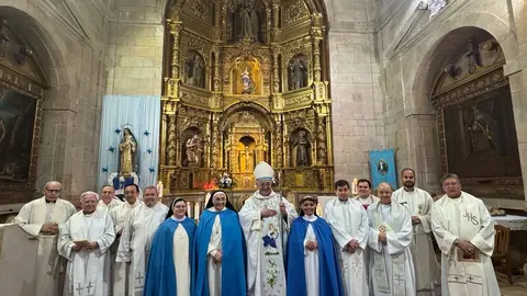 La religiosa colombiana culmina una década de formación en el convento de las Concepcionistas, en un acto marcado por la presencia del obispo, familiares y la comunidad local. Fotos: Obispado León | AytoLeón