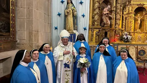 La religiosa colombiana culmina una década de formación en el convento de las Concepcionistas, en un acto marcado por la presencia del obispo, familiares y la comunidad local. Fotos: Obispado León | AytoLeón
