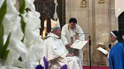 La religiosa colombiana culmina una década de formación en el convento de las Concepcionistas, en un acto marcado por la presencia del obispo, familiares y la comunidad local. Fotos: Obispado León | AytoLeón