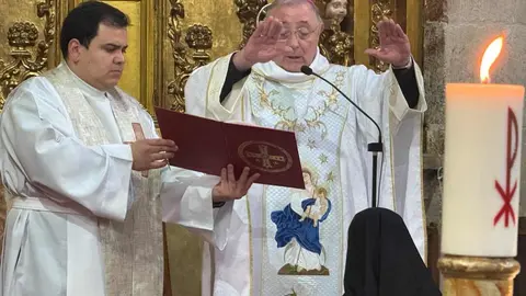 La religiosa colombiana culmina una década de formación en el convento de las Concepcionistas, en un acto marcado por la presencia del obispo, familiares y la comunidad local. Fotos: Obispado León | AytoLeón