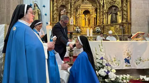 La religiosa colombiana culmina una década de formación en el convento de las Concepcionistas, en un acto marcado por la presencia del obispo, familiares y la comunidad local. Fotos: Obispado León | AytoLeón