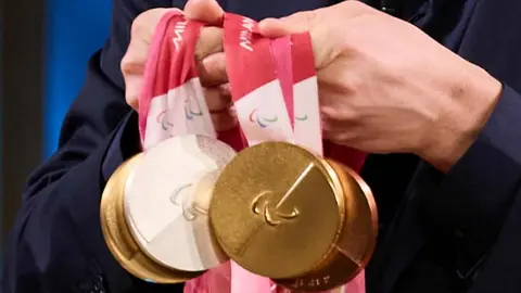 La leonesa María Martín-Granizo ha vuelto a dejar huella este miércoles en La Revuelta, donde su historia de esfuerzo, disciplina y superación quedó patente durante una entrevista personal y salpicada con no pocas curiosidades. Referente del esquí adaptado por su constancia y capacidad de sacrificio, compartió protagonismo con Audrey Pascual, otra de las grandes figuras del equipo español paralímpico.