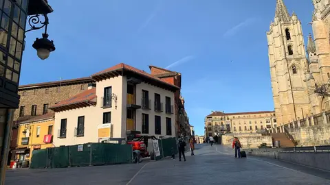 Nuevo edificio de apartamentos turísticos en el antiguo Luisón junto a la Catedral. Foto: A.F.R.