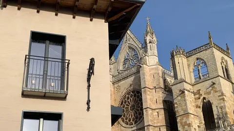 Nuevo edificio de apartamentos turísticos en el antiguo Luisón junto a la Catedral. Foto: A.F.R.