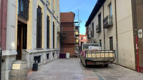 Los propietarios de la Casona de Dámaso Merino realizan trabajos de emergencia para tratar de asegurar la estructura del edificio protegido tras su colapso parcial de hace 15 días. Foto: A.F.R.