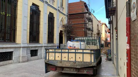 Los propietarios de la Casona de Dámaso Merino realizan trabajos de emergencia para tratar de asegurar la estructura del edificio protegido tras su colapso parcial de hace 15 días. Foto: A.F.R.