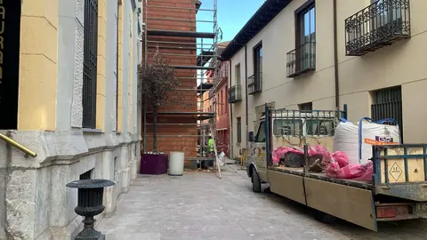 Los propietarios de la Casona de Dámaso Merino realizan trabajos de emergencia para tratar de asegurar la estructura del edificio protegido tras su colapso parcial de hace 15 días. Foto: A.F.R.