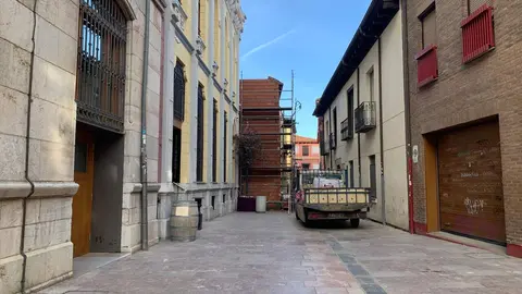 Los propietarios de la Casona de Dámaso Merino realizan trabajos de emergencia para tratar de asegurar la estructura del edificio protegido tras su colapso parcial de hace 15 días. Foto: A.F.R.
