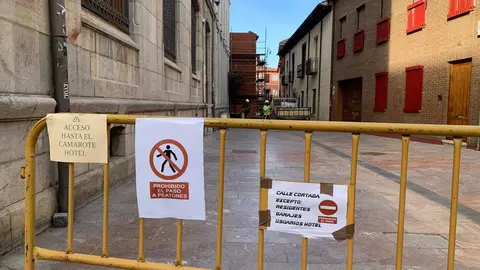 Los propietarios de la Casona de Dámaso Merino realizan trabajos de emergencia para tratar de asegurar la estructura del edificio protegido tras su colapso parcial de hace 15 días. Foto: A.F.R.