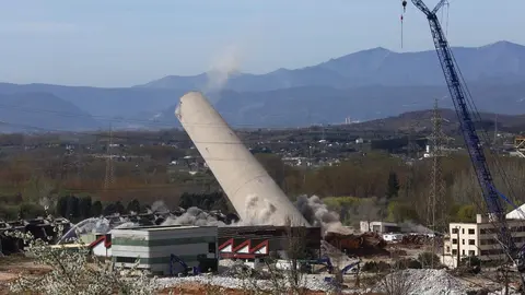 Las chimeneas de Compostilla II ya son historia después de una segunda voladura para acabar con la parte que había quedado en pie. Foto: César Sánchez.