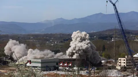 Las chimeneas de Compostilla II ya son historia después de una segunda voladura para acabar con la parte que había quedado en pie. Foto: César Sánchez.
